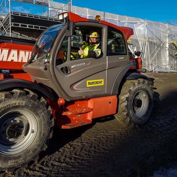 Henke kör en maskin